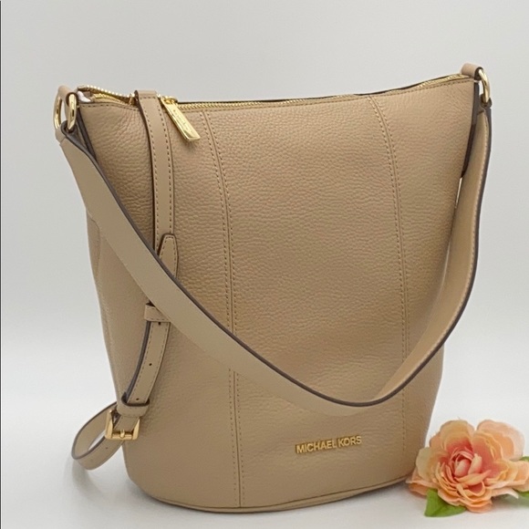 Michael Kors Handbags - MICHAEL KORS BROOKE MEDIUM BUCKET MESSENGER
